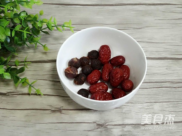 红枣桂圆花生煲鸡爪