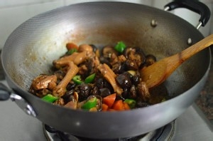 食补佳品胡萝卜香菇炖鸡的做法