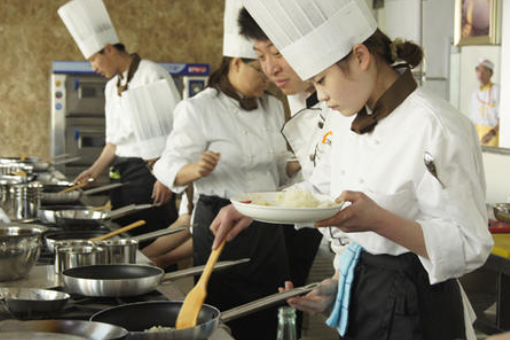 新东方烹饪学校一学期学费多少钱