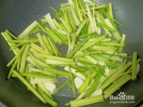 如何简单制作芹菜炒新鲜鱿鱼呢？