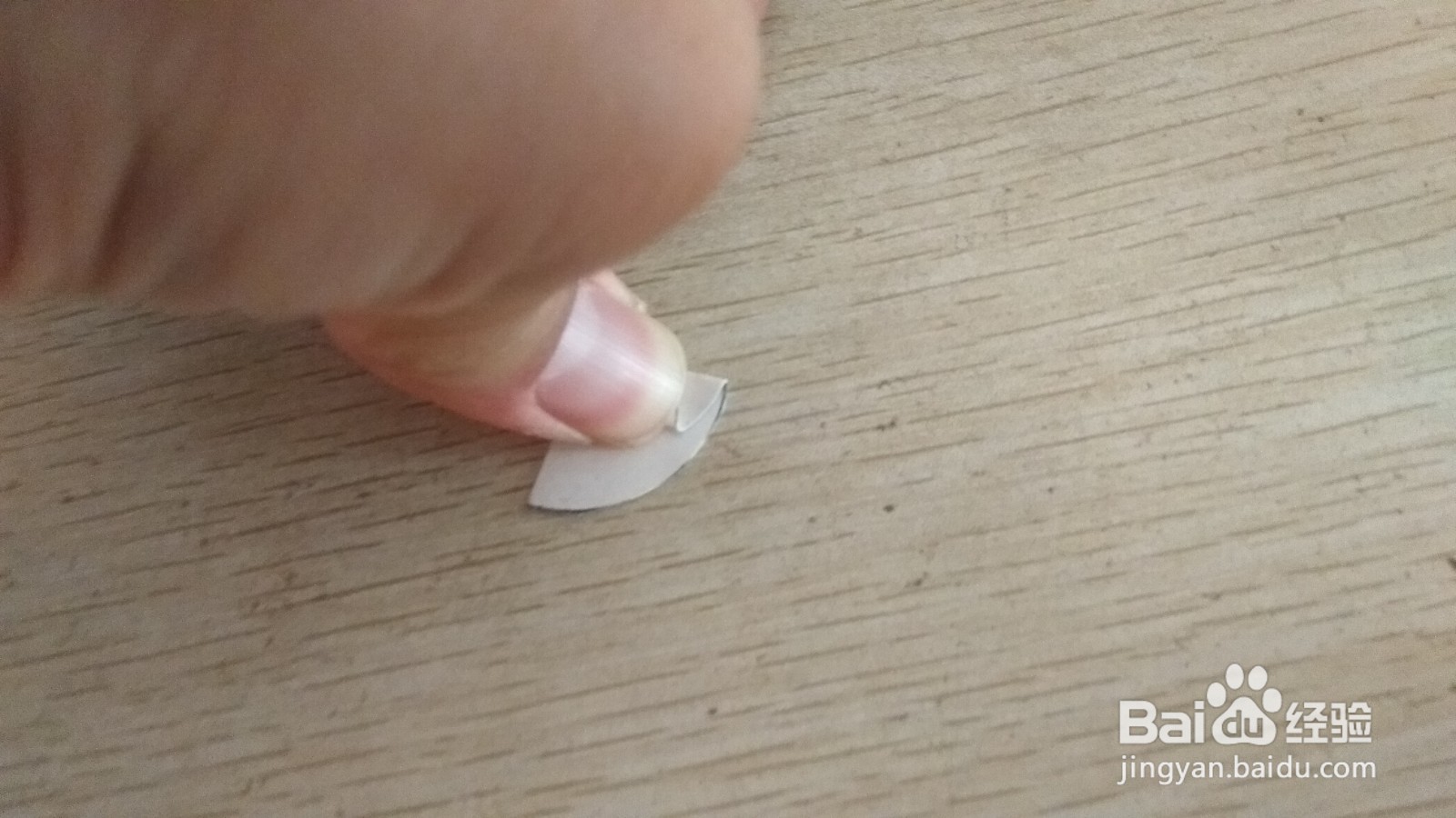如何用半圆形硬卡纸做简易的手机的支架