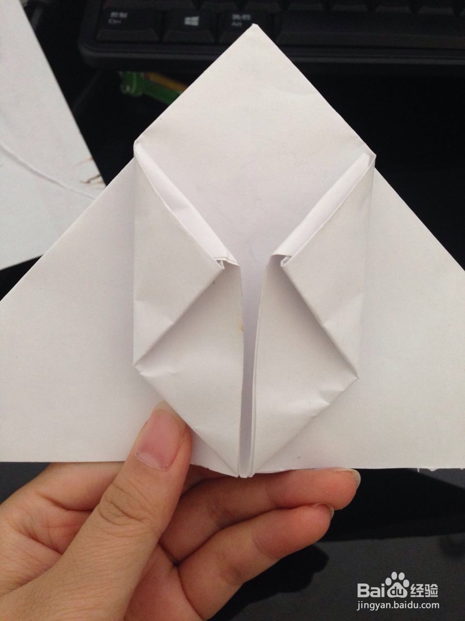 用纸折出可爱的小兔子