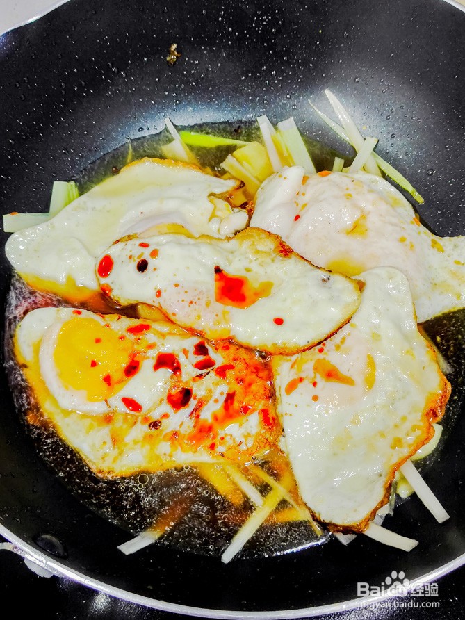 葱烧红椒荷包蛋的做法