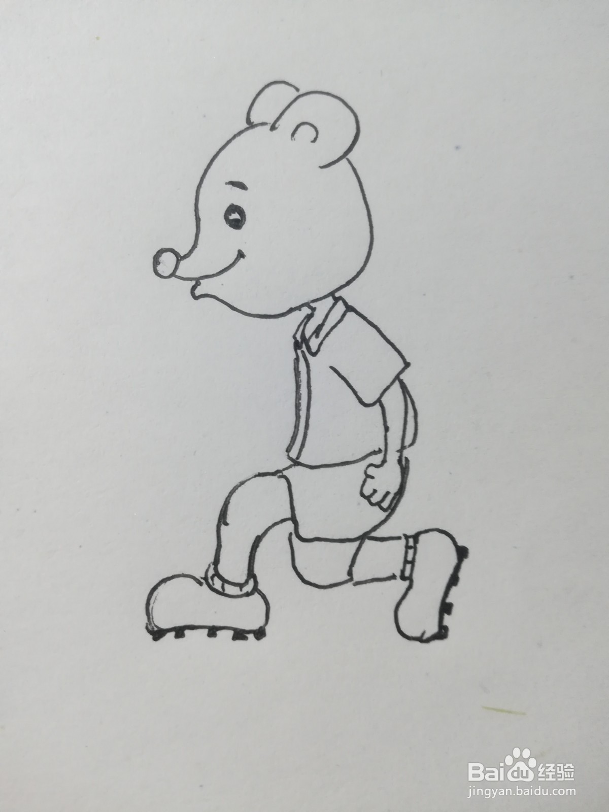 怎么画踢球的小老鼠简笔画