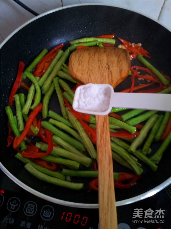 红椒炒豆角的做法