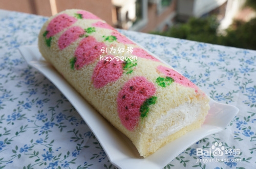 怎样做草莓彩绘戚风蛋糕卷