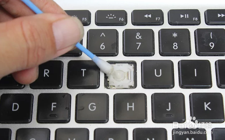 如何通过拆除键盘的按键来清洁键盘