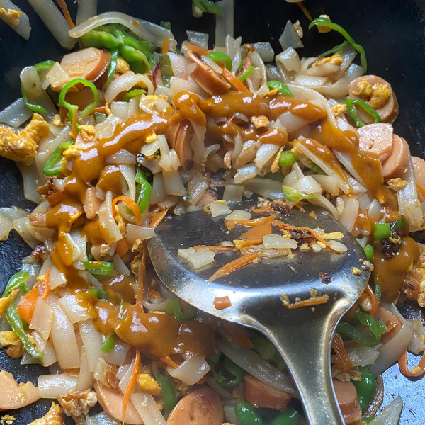 咖喱酱鸡蛋玉米热狗肠炒河粉