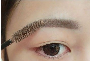 怎样画绿色眼线+渐变水润唇小清新妆