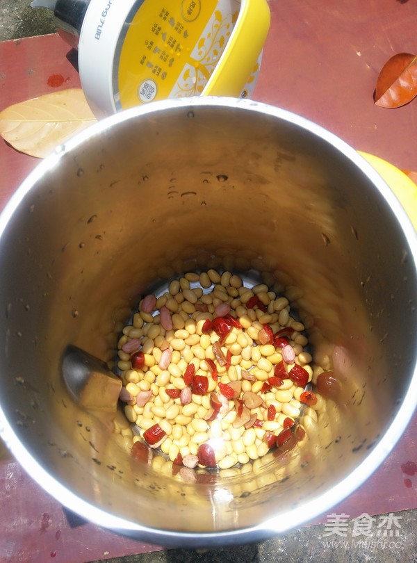 红枣花生枸杞豆浆