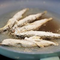 如何制作美味的香煎多春鱼