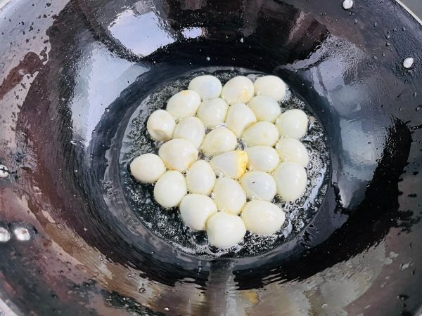 不需要炒糖色红烧鸡块焖鹌鹑蛋