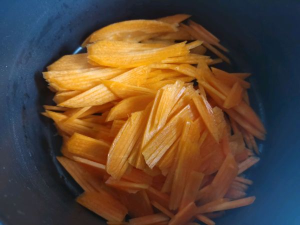 夏日快手清新凉拌胡萝卜