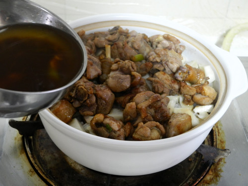 教你做香喷喷的菌香鸭腿煲仔饭，味道美极了