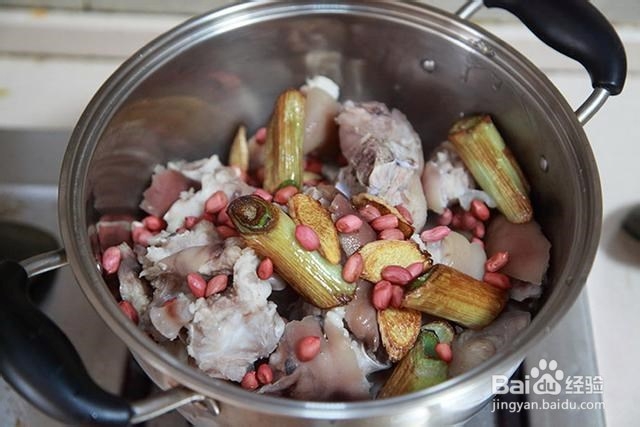 让人吃上瘾的花生腐乳辣酱猪手煲