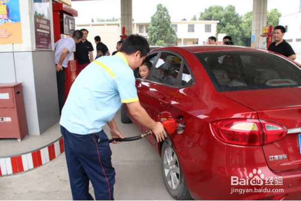 车辆在路上行驶没油了怎么办