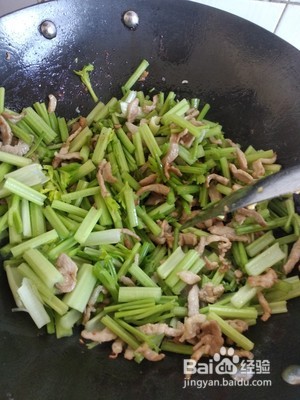 芹菜炒肉的做法