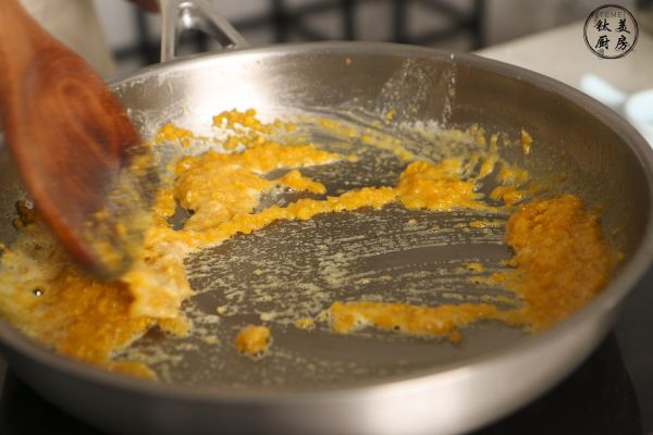 咸蛋黄虾仁豆腐