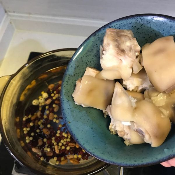 五谷猪蹄莲藕汤