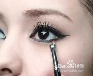 如何利用彩妆遮盖黑眼圈?