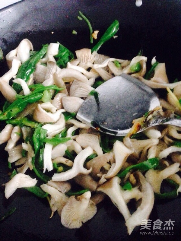 酸辣青椒炒平菇