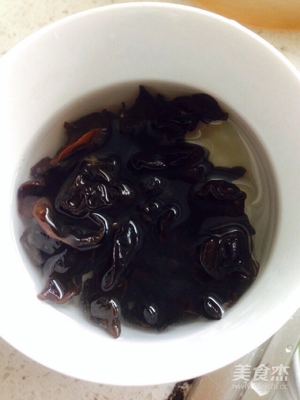 白菜炒木耳的做法