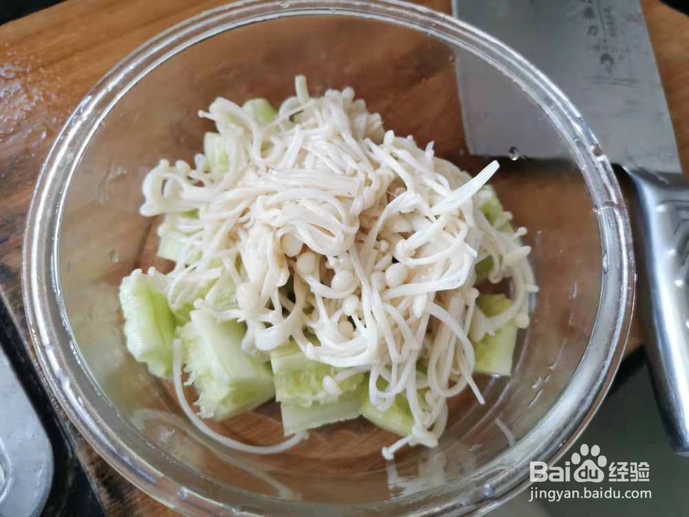 黄瓜片拌金针菇丝