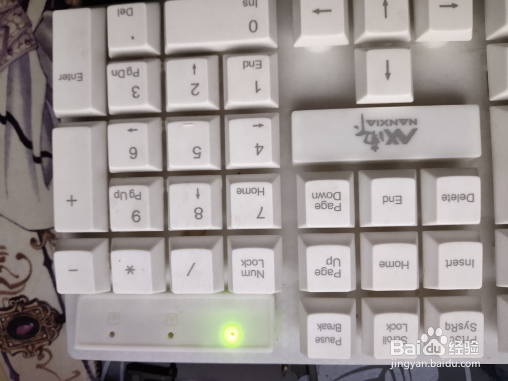 怎么让电脑键盘亮