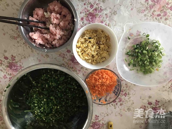 烙韭菜葱饼的做法