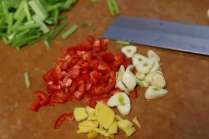 芹菜炒河虾的做法