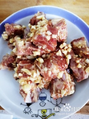 如何制作美味的南瓜清蒸辣排骨?