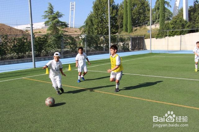 <b>家长应该如何培养孩子踢足球</b>