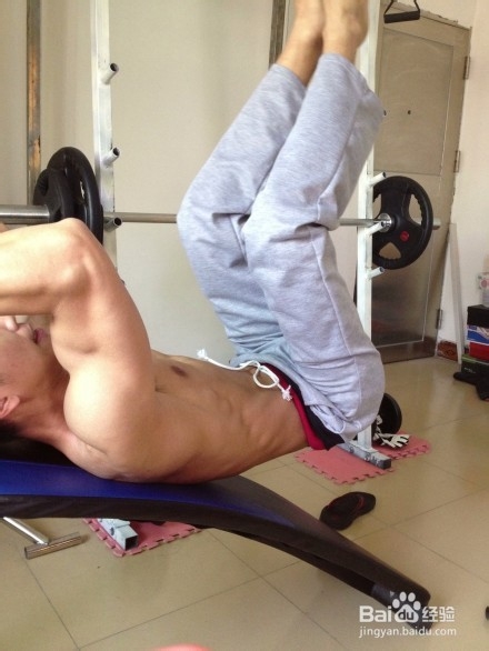 用腹肌板锻炼腹肌的方法