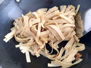 豆皮炒韭菜怎么做？家常做法详细教程图解~