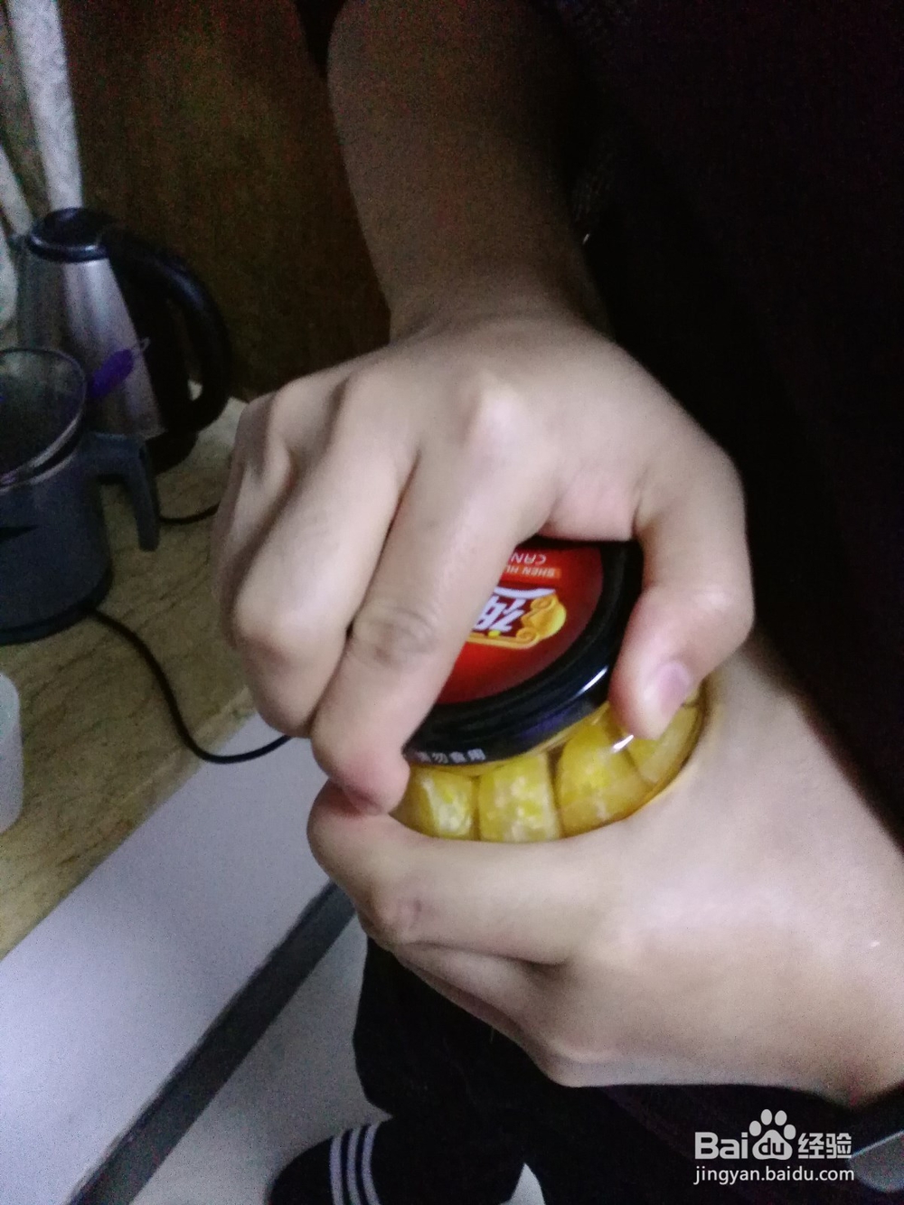 怎样快速打开玻璃罐头？