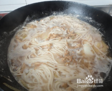 玉盘珍馐值万钱，鸡丝拉面真美味