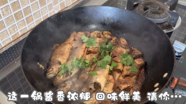 酱烧小黄鱼贴饼子