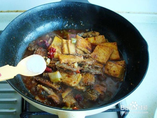 美味的带鱼炖豆腐