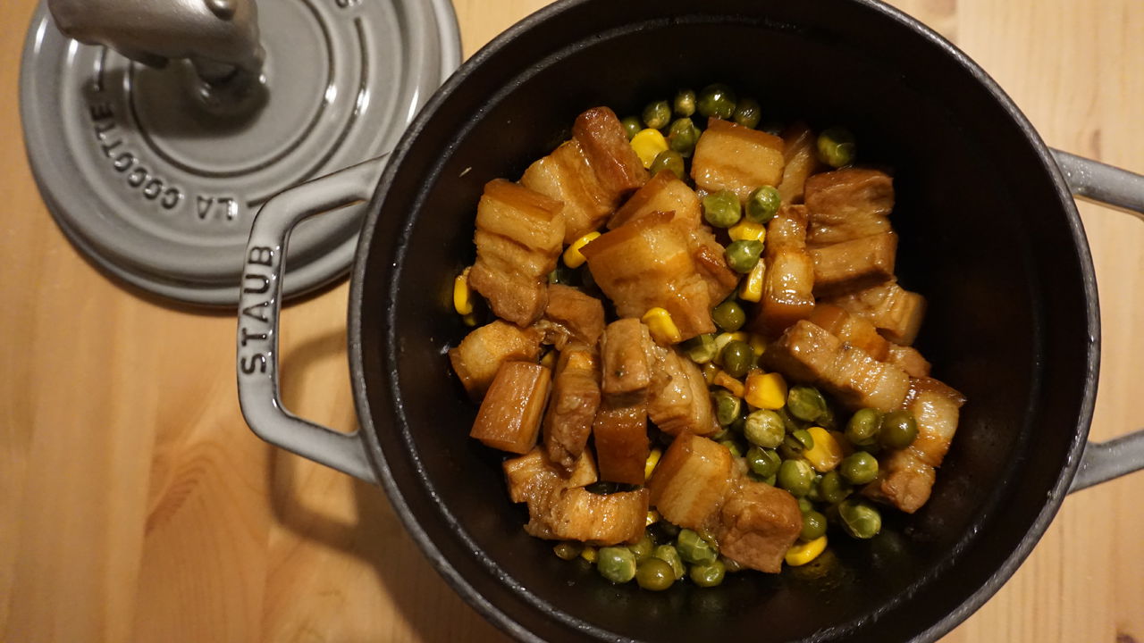 看着都让人流口水的青豆玉米焖红烧肉你会做吗？