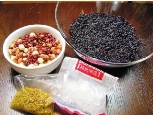 养颜甜粥黑米桂花粥的做法