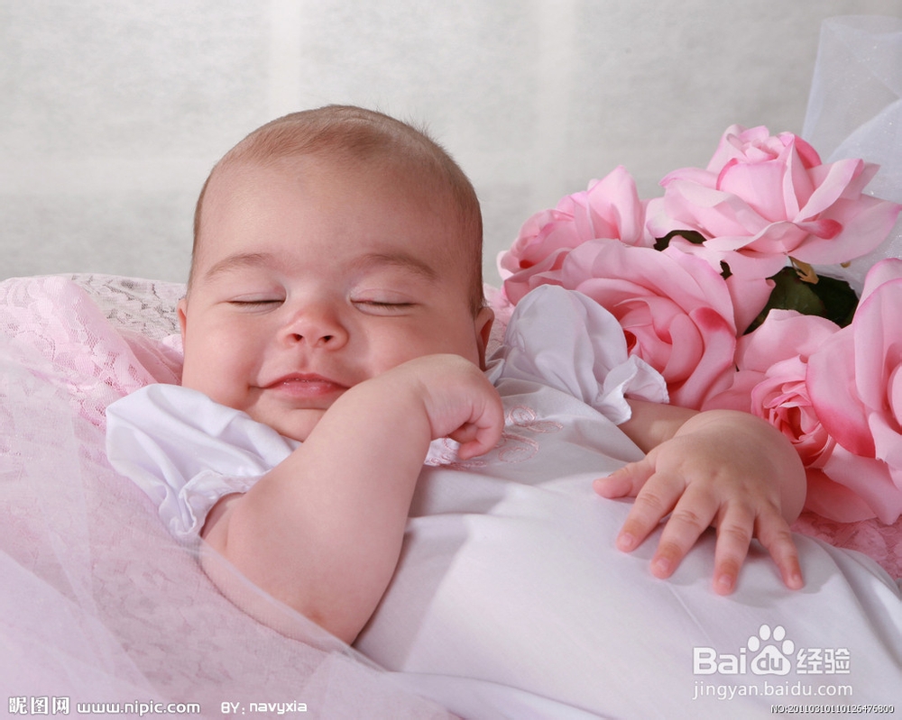 该不该给女婴挤奶头