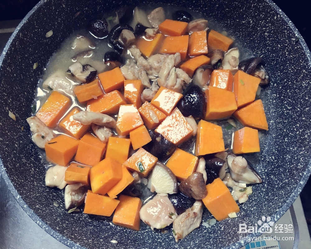 怎么吃都不腻的南瓜香菇鸡腿糙米饭