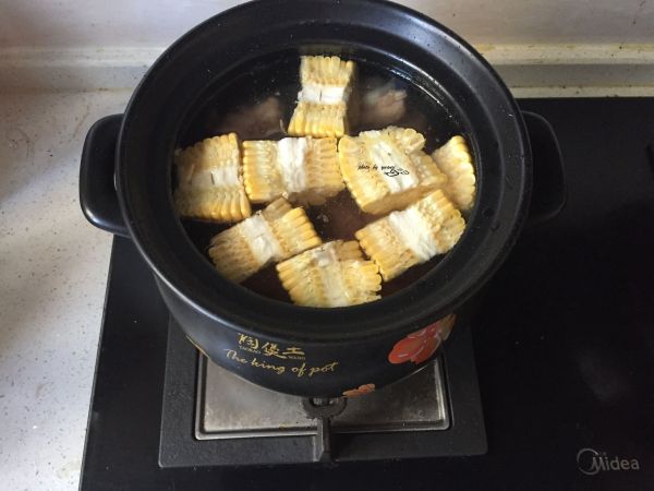 海带玉米筒骨汤