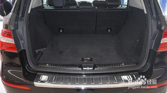 后备箱排水孔如何打开