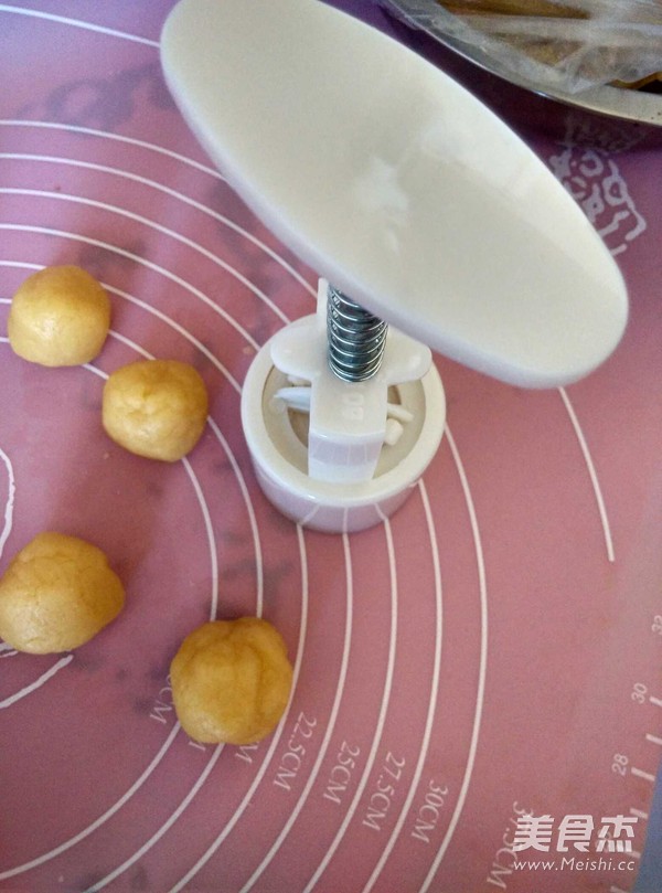 形容杏仁粉版桃酥