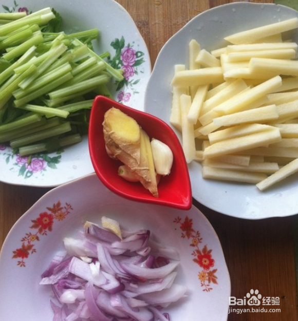 干锅虾土豆洋葱的做法