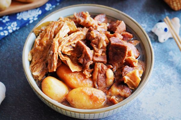 红烧土豆牛腩焖腐竹