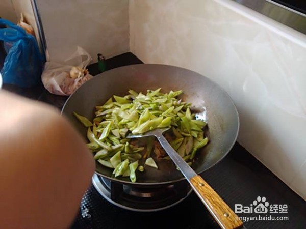 肉丝青椒扁豆的做法