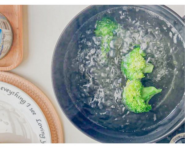 金枪鱼可颂三明治