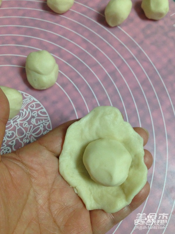 豆沙菊花酥的做法